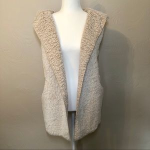 *NWT* Hooded teddy vest with pockets